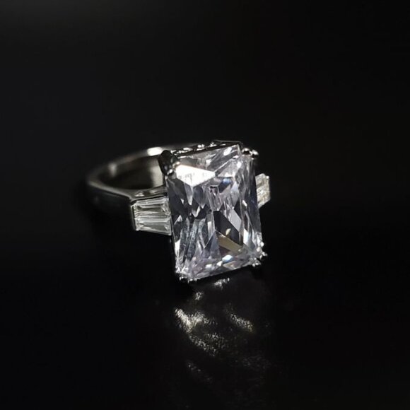 💥RING FOR WOMEN💥✨PERFECT CONDITION✨ ⁉️ MAKE AN OFFER ⁉️ - Picture 1 of 4